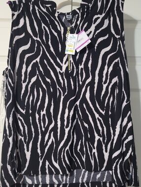 NWT Anne Klein Black and Cream Zebra-Print Keyhole Sleeveless Top